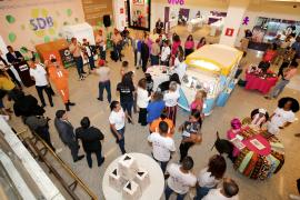 Outubro Rosa | Campanha Ligadas por Fios arrecada mechas de cabelo, bonés e turbantes para pacientes com câncer de mama