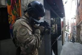 Cadeirante flagrado com R$ 4,2 mil é suspeito de lucrar com a venda de drogas em paredão no Nordeste