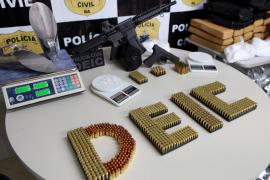 PC desarticula laboratório de drogas em Ipitanga e faz apreensões em condomínio de luxo de Lauro de Freitas