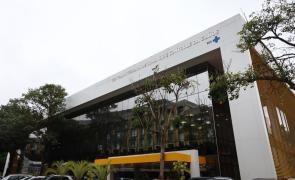 Com 70% do corpo queimado, idoso atingido por raio, em Teixeira de Freitas, é transferido de UTI aérea para o HGE