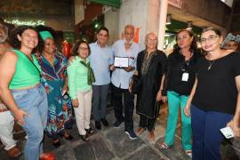 SDE homenageia Juarez Paraíso e entrega restauração do mural Flor de Pedras
