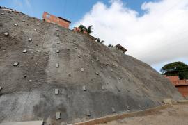 Comunidade de Saramandaia ganha contenção de encosta, no valor de R$ 4,3 milhões, que vai beneficiar 100 famílias