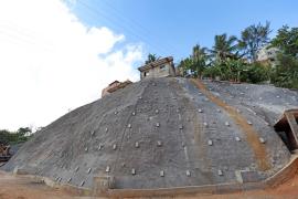 Comunidade de Saramandaia ganha contenção de encosta, no valor de R$ 4,3 milhões, que vai beneficiar 100 famílias