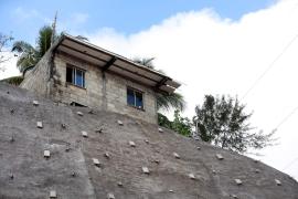 Comunidade de Saramandaia ganha contenção de encosta, no valor de R$ 4,3 milhões, que vai beneficiar 100 famílias