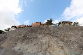 Comunidade de Saramandaia ganha contenção de encosta, no valor de R$ 4,3 milhões, que vai beneficiar 100 famílias