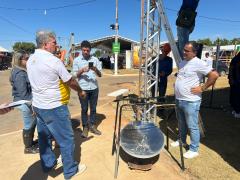 Estudantes de Ilhéus usam antenas parabólicas para construir fogão solar de baixo custo