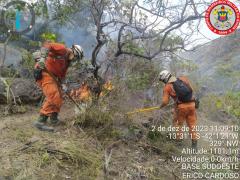 Cerca de 200 bombeiros militares atuam no combate a incêndios florestais no interior da Bahia