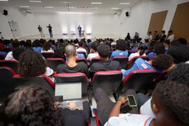 Em Lauro de Freitas, Geraldo Júnior prestigia aula motivacional do ministro Roberto Barroso para estudantes da rede estadual