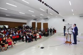 Em Lauro de Freitas, Geraldo Júnior prestigia aula motivacional do ministro Roberto Barroso para estudantes da rede estadual