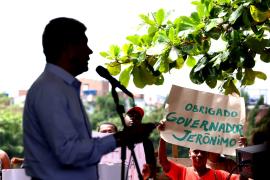 Governador entrega títulos de regularização fundiária no Residencial Mangueira III