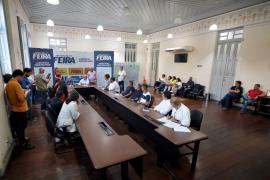 Comitiva do Estado se reúne com moradores de Feira de Santana afetados pelas chuvas