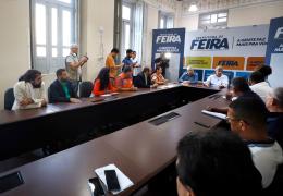 Comitiva do Estado se reúne com moradores de Feira de Santana afetados pelas chuvas