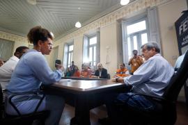 Comitiva do Estado se reúne com moradores de Feira de Santana afetados pelas chuvas