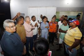 Comitiva do Estado se reúne com moradores de Feira de Santana afetados pelas chuvas