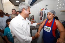 Governo do Estado entrega escola e mercado em Novo Horizonte e autoriza obras em Macaúbas