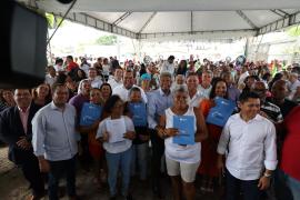 Governador entrega títulos de regularização fundiária no Residencial Mangueira III