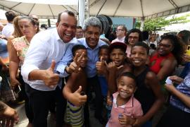 Governador entrega títulos de regularização fundiária no Residencial Mangueira III
