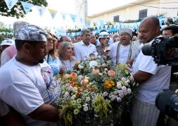 Com pedidos de mais emprego e paz para o mundo, governador Jerônimo Rodrigues prestigia a festa de Iemanjá, no Rio Vermelho
