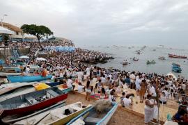 Com pedidos de mais emprego e paz para o mundo, governador Jerônimo Rodrigues prestigia a festa de Iemanjá, no Rio Vermelho