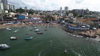 Com pedidos de mais emprego e paz para o mundo, governador Jerônimo Rodrigues prestigia a festa de Iemanjá, no Rio Vermelho