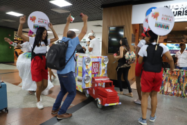 Turistas têm receptivo especial na chegada para o Carnaval da Bahia Foto Tatiana Azeviche SeturBA