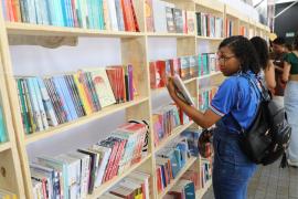 Governo da Bahia vai distribuir dez mil vales-livro para estudantes e professores da rede estadual durante Bienal do Livro 2024