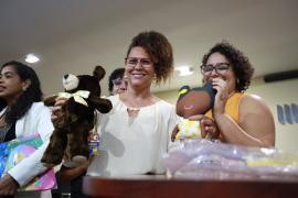 Seades entrega kits e lança livro para reforçar proteção de crianças e adolescentes na Bahia