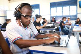 Óculos Orcam doados pelo Governo do Estado mudam a realidade de estudantes baianos com deficiência visual