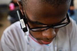 Óculos Orcam doados pelo Governo do Estado mudam a realidade de estudantes baianos com deficiência visual