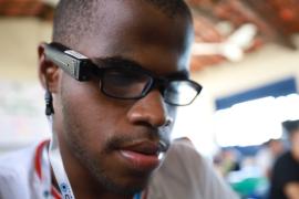 Óculos Orcam doados pelo Governo do Estado mudam a realidade de estudantes baianos com deficiência visual