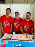 Estudantes do Colégio Antônio Felipe Evangelista Neto, no Vale do Jiquiriçá, usam mel de cacau como herbicida