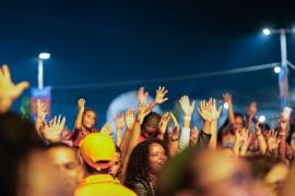 Show de Marcos e Belutti atrai multidão para o São João do bairro de Paripe