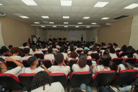 Estudantes participam de palestra sobre importância do leite na alimentação escolar