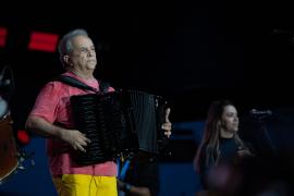 Show do 'Rei do Xote', Flávio José, encanta e anima multidão no Parque de Exposições