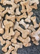 Petisco de farinha de casca de ovo para cães é produzido por estudantes do Cetep de Ipiaú