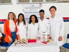 Jovens baianos criam enxaguante bucal à base de própolis e barbatimão