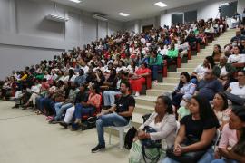 Em encontro com familiares de vítimas da explosão de fábrica de fogos, secretária anuncia ampliação de assistência à saúde