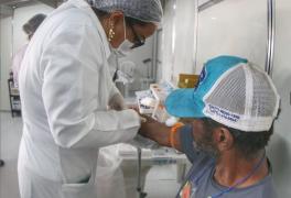 Feira Saúde Mais Perto leva serviços a distrito de Candeias e entrega ambulância à Fundação Dr. Jesus