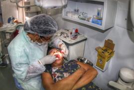 Feira Saúde Mais Perto leva serviços a distrito de Candeias e entrega ambulância à Fundação Dr. Jesus