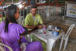Feira Saúde Mais Perto leva serviços a distrito de Candeias e entrega ambulância à Fundação Dr. Jesus