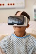 Pacientes do Hospital Ortopédico do Estado testam óculos de realidade virtual para auxiliar na reabilitação