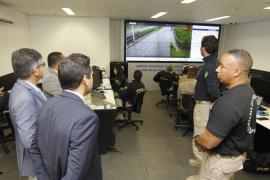 Embaixador do Equador no Brasil conhece estrutura do Centro de Operações e Inteligência