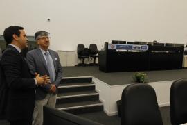 Embaixador do Equador no Brasil conhece estrutura do Centro de Operações e Inteligência