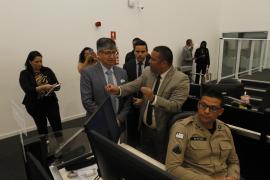 Embaixador do Equador no Brasil conhece estrutura do Centro de Operações e Inteligência