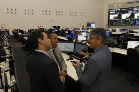 Embaixador do Equador no Brasil conhece estrutura do Centro de Operações e Inteligência