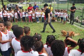 Batalhão de Polícia de Choque amplia aproximação com a sociedade e recebe visitas de estudantes