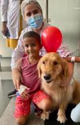 Visita de cadela terapeuta leva alegria e bem-estar a crianças no Hospital Estadual 2 de Julho