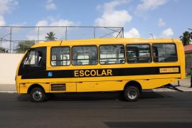 Em Camaçari, Governo do Estado beneficia estudantes de Vila de Abrantes com novo ônibus escolar
