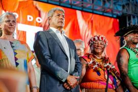 Jerônimo Rodrigues prestigia cerimônia de retorno do Manto Tupinambá ao Museu Nacional