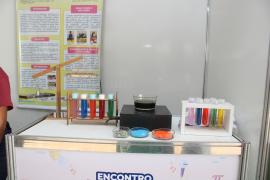 Estudantes reciclam materiais para produzir aparelhos usados em laboratórios de ciência